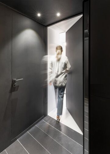 Freameless Door